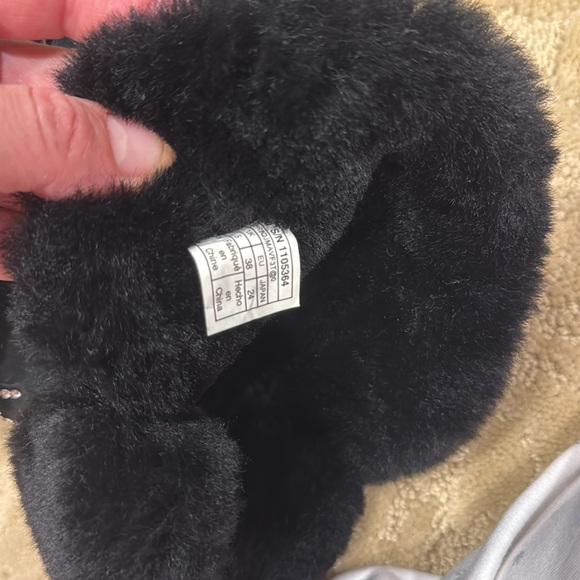 UGGS - Picture 5 of 7